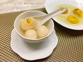 step9: 將薑片、冰糖放入水中煮至冰糖融化，分次放入奶黃湯圓、蛋黃哥湯圓煮至湯圓浮在湯上即可盛盤食用