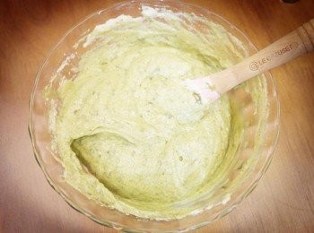 step7: 再將剩餘的蛋白糊全倒入抹茶蛋糊裡拌勻。