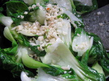 step3: 炒一小會後加上蒜蓉再繼續大火炒