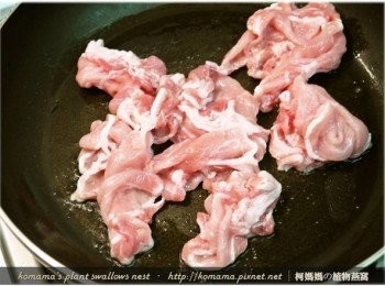 step2: 熱鍋後，添少許油，將瘦肉片入油鍋稍微拌炒一會。