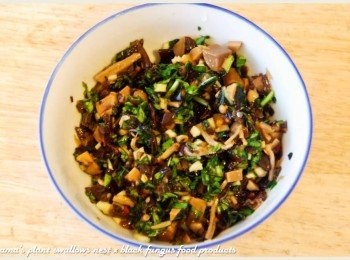 step4: 先將蒜頭與九層塔分別切碎，再拌入已剁碎的紅椒麻辣黑菇醬。