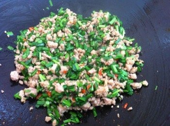 step5: 最後加入少許鹽巴做調味，和食水5大匙炒翻煮滾即可上座。