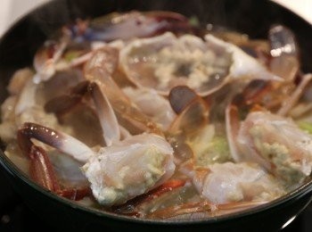 step7: 加入蟹，蓋上煲蓋用中火煮5分鐘