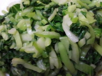 step2: 青江菜切絲放入鍋中炒8分熟即可~將鍋中的菜汁倒出 備用