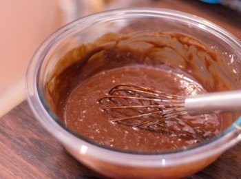 step8: 朱古力蛋糕漿部份 ：　確保朱古力漿微暖不燙手，邊攪邊加入己打發之蛋漿內拌勻