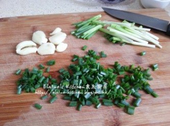 step2: 大豆芽摘去尾部 , 沖一沖洗後用水浸過面10分鐘 , 蔥切段及切粒 , 蒜頭去衣拍扁