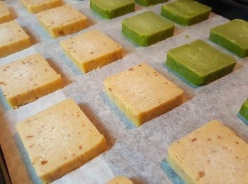 step7: 將厚片放在墊上牛油紙的烤盤上，烤焗25分鐘。