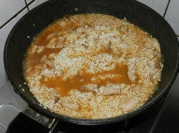 step5: 先把泡米水倒掉，再把米倒入快炒