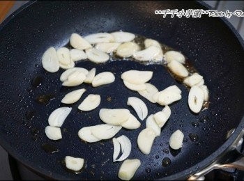 step3: 利用鍋中殘餘的雞油，將蒜片放入鍋裡用小火慢慢煎至金黄色