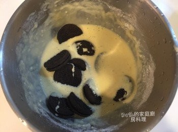 step2: 此時將低筋麵粉、糖、雞蛋、鮮奶攪拌均勻成為麵糊；放入OREO並均勻裹上麵糊