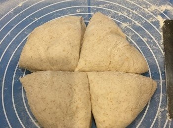 step2: 將麵糰分開4份。