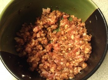step1: 把肉碎先醃15分鐘