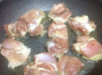 step3: 黑松露雞肉烏冬做法
燒熱鑊, 加油. 將<a href="https://bit.ly/2ZxapeY" target="_blank" data-keyword="雞扒" class="guide-link"><strong>雞扒</strong></a> <span style="display:inline-block;vertical-align:middle;margin-top:-3px;color:initial;border-radius:3px;padding:2px 3px;font-size:12px;line-height:14px;background:#87d300;color:#fff;">即買</span> 煎香, 盛起, 備用