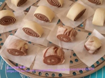 step10: 將牛油紙煎剪成大細一致的長方形，再將造型後的麵團於於牛油紙上再平放於蒸碟上