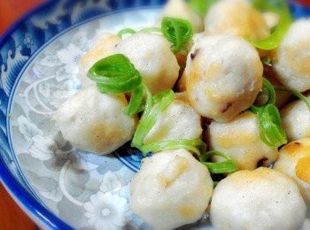 step2: 倒入少許的橄欖油，轉小火，將花枝丸放入，且以半煎半炸方式翻滾花枝丸，把外層炸至微酥金黃色，呈起放入盤中，在用廚房紙巾吸去多餘的油脂，並加入少許胡椒鹽，最後放入青蔥擺色，即可享用團圓花枝丸。