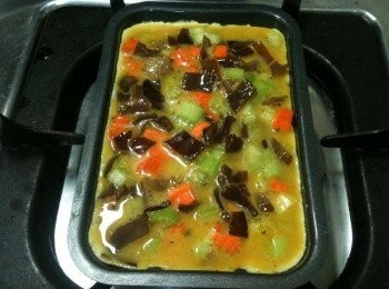 step3: 【製作彩蛋】：取出玉子燒專用平底鍋（這種平底鍋很迷你，很適合拿來做有厚度的蛋，39元商店有在賣），在鍋底抹上用餐巾紙沾取的苦茶油，開小火，將步驟2放入，待蛋液兩面都呈「恰恰」的狀態時，彩蛋就完成了。