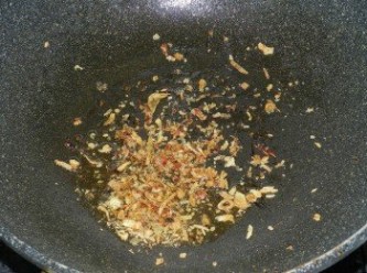 step3: 起一油鍋，將紅蔥酥下鍋爆香