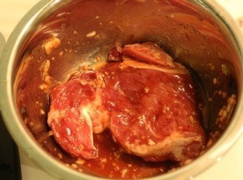 step3: 將豬肉放入已預熱至180度的焗爐內焗20分鐘。將豬肉翻轉，再焗20分鐘。