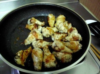 step1: 用少許香油煎香棒小腿，