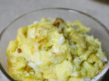 step4: 待雞蛋炒至兩面變金黃色時出鍋備用。