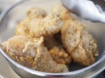 step6: 中大火炸十分鐘後撈起濾乾（雞腿十分鐘，雞翅時間減半）