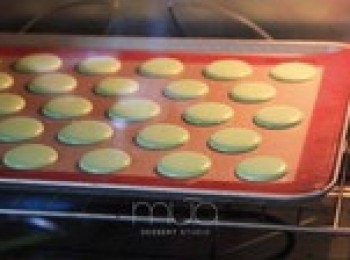 step9: 烤法1：50度（一定要溫度準，要用溫度計！）烤箱熱風烘乾20分鐘，然後直接轉140度14-16分鐘左右就烤熟了，現在用的60L的烤箱，發熱均勻