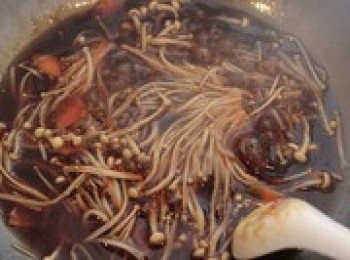 step4: 鍋中倒入調味汁，金針菇和胡蘿蔔，煮至軟爛，再加入肥牛片略煮即可