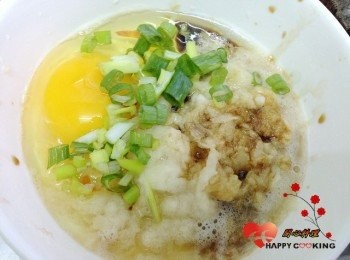 step2: 加入蛋與蔥末[<span class="group_2">調味</span> ]