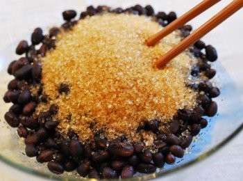 step4: 將鍋底多餘的紅豆水瀝出，以筷子輕拌進粗糖與鹽，外鍋再加1/2量米杯水蒸煮，開關跳起後放涼

※ <span class="group_1">蜜紅豆</span>分量略多於本食譜所需，剩餘部分可以冷藏或冷凍保存