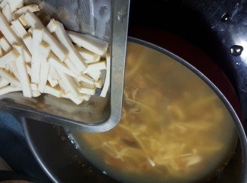 step8: 當煮好10分鐘後再加入魚片(亦可以加入一些冬菜)