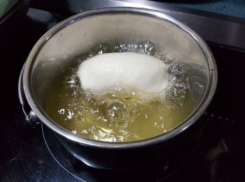 step18: 放入蒸好及灘凍的銀絲卷於油中炸至金黃