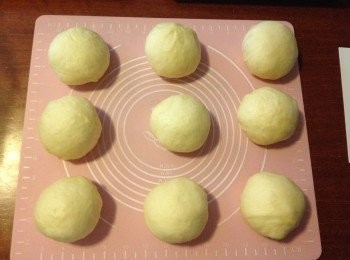 step3: 分割至每份麵團60-65g x 9份, 滾圓, 靜止15分鐘