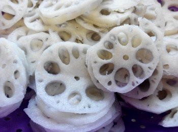 step2: 莲藕切成薄片（切好的莲藕不马上炒的话，最好泡在清水中，不易氧化变黑。）