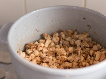 step5: 鍋內的油倒掉，開中慢火，放回少計炸乾蔥的油，加入炸起的乾蔥略炒香，加豬肉兜炒至豬肉表面變色但未熟透，加入五香粉炒勻