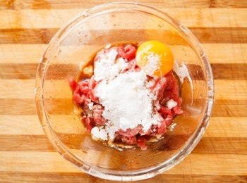 step1: 首先將牛肉與醃料(醬油1大匙、米酒1大匙、糖少許、胡椒粉少許、香油1小匙、太白粉1小匙、蛋黃1顆)混合攪拌均勻醃製約15分鐘。