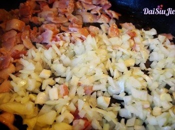step8: 加入洋蔥炒香。