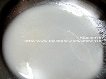 step10: <span class="group_3">C焦糖液</span> 取一小鍋，倒進 細砂糖和冷開水，先輕輕搖晃鍋身，讓糖和水稍微混和。