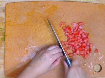 step4: 蕃茄洗淨，去蒂去籽，之後切粒備用