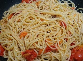 step7: 待小蕃茄變得更軟更皺時（約1-2分鐘），放入步驟5的義大利麵，用筷子攪拌均勻。