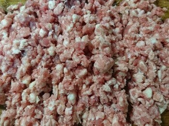 step3: 豬絞肉剁細，放入內鍋，倒入蔭瓜罐頭湯汁。