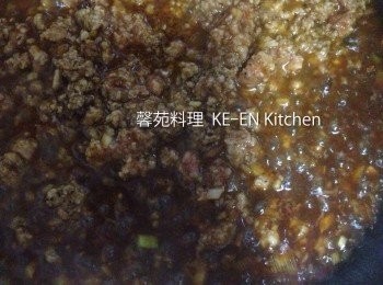 step5: 倒入3把絞肉炒散、倒入紹興酒、鹽、雞粉、糖、水50cc