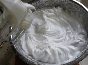 step2: 分三次加入砂糖，打發至尾部微彎曲狀態。（濕性打發）