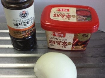 step1: 洗淨<a href="https://bit.ly/3zHU5V3" target="_blank" data-keyword="雞翼" class="guide-link"><strong>雞翼</strong></a> <span style="display:inline-block;vertical-align:middle;margin-top:-3px;color:initial;border-radius:3px;padding:2px 3px;font-size:12px;line-height:14px;background:#87d300;color:#fff;">即買</span> 後，抹去水份，加入所有<span class="group_3">醃料</span>醃4小時。