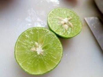 step7: 青檸榨汁隔核備用。