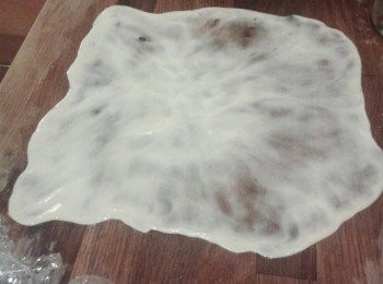 step2: 將麵糰分6至8份，搓成波，壓扁，用木棒擀成薄片，或用手指按壓（如圖）有少許孔也沒關係