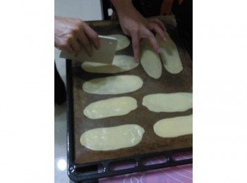 step12: 用板割成長痕但不可劃破內餡