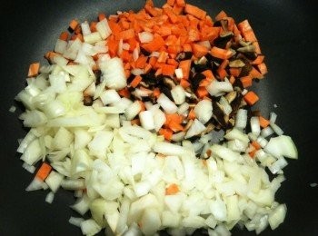 step5: 取出平底鍋，倒入少許苦茶油（或其他耐高溫的油品也可以），放入步驟3的香菇碎、洋蔥碎、紅蘿蔔碎，拌炒。