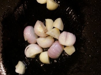 step1: 腩肉氽水，煮至全熟。
洗淨。
開鍋下百得利健康油，1大匙，下红葱頭及蒜頭爆香，表面焦黃便可拿起。