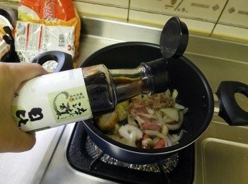 step3: 加入1小匙淬釀日式和風醬油露北海道昆布調味後，加入適當的水與泡麵(泡麵調味包全下)