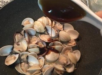 step10: 開蓋放入蠔油或帶甜味的醬油膏拌炒。